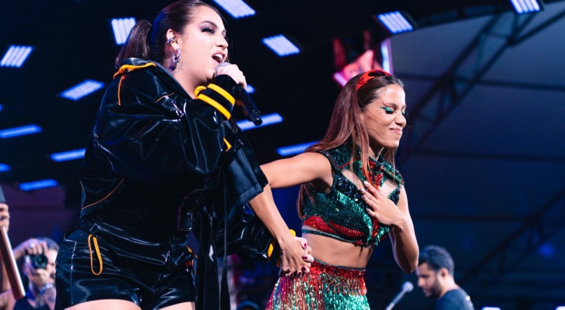 Anitta e Raphaela Santos durante o show do evento Ensaios da Anitta, no Recife