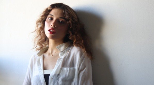 Atriz recifense Julia Lemos vive personagem Flor na novela 'Renascer'