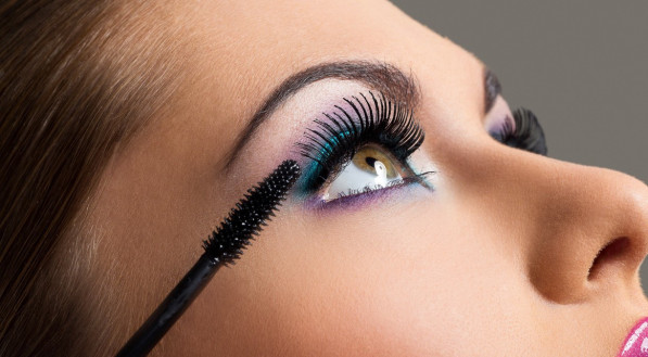 Dermatologistas recomendam cuidado redobrado com a maquiagem no carnaval, principalmente na região dos olhos