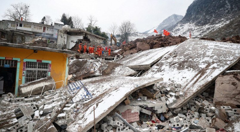 Equipes de resgate procuram vítimas desaparecidas após um deslizamento de terra na vila de Liangshui, em Zhaotong, na província de Yunnan, no sudoeste da China