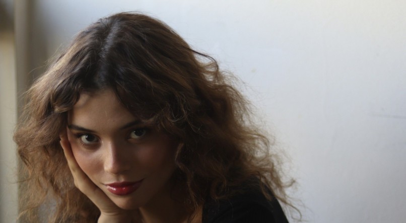 Atriz recifense Julia Lemos vive personagem Flor na novela 'Renascer'