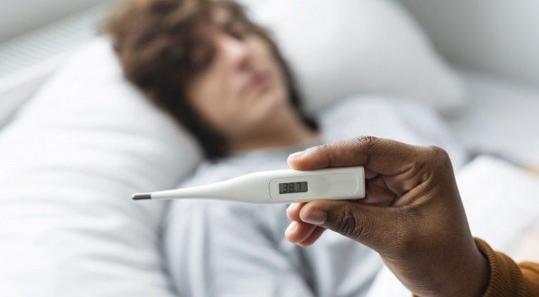 É crucial estar atento a sinais de alarme que podem indicar progressão para forma grave da doença. Entre eles, vômitos persistentes e dor abdominal intensa