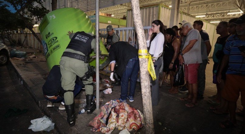 Feto do sexo masculino &eacute; encontrado dentro de um coletor de lixos recicl&aacute;veis no Cais de Santa Rita, no centro do Recife