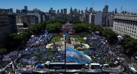 Os sindicatos da Argentina fizeram, nesta quarta-feira (24), sua primeira demonstração de força contra o ajuste econômico e as reformas impulsionadas pelo governo do ultraliberal Javier Milei
