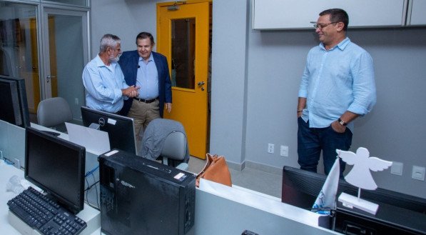 No JC: João Alberto conversa com o colega Fernando Castilho, colunista de Economia, acompanhado pelo diretor de Redação Laurindo Ferreira 
