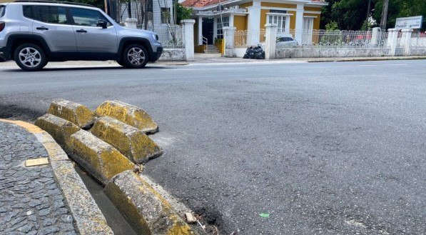 Gelos-baianos desnecessários enfeiam rua no Espinheiro