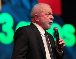 Presidente, Luiz Inácio Lula da Silva, participa das comemorações dos 43 anos de criação do Partido dos Trabalhadores (PT) no centro de convenções de Brasília