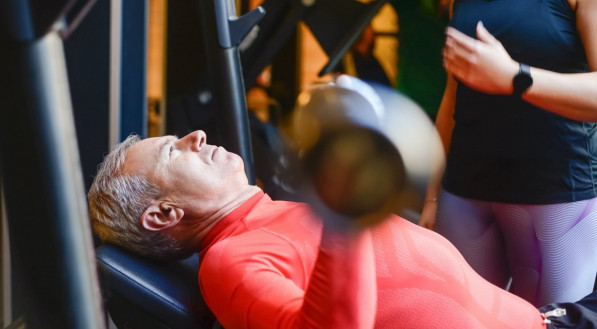 Treino para idosos; como ganhar massa muscular após os 50; treino para homens; treino de braço