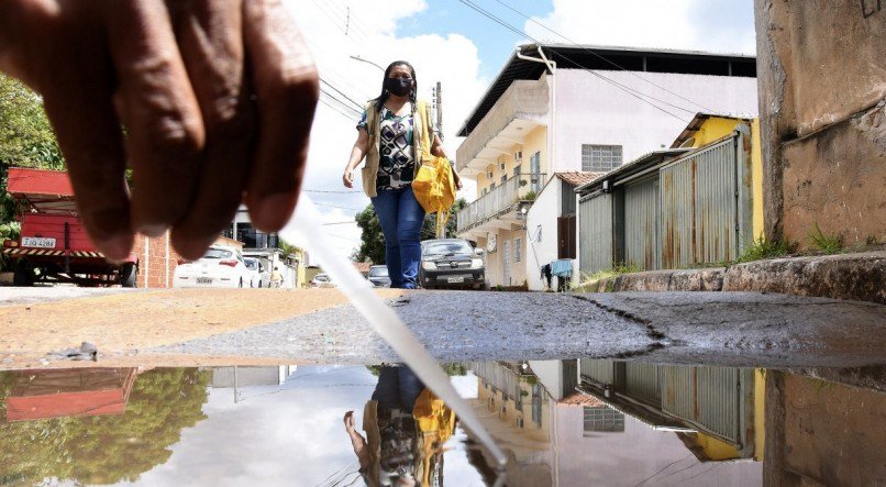 Levantamento do Ministério da Saúde apontou que depósitos de armazenamento de água elevados (caixas d’água, tambores, depósitos de alvenaria) e no nível do solo (tonel, tambor, barril, cisternas, poço/cacimba) aparecem como um dos maiores focos de procriação dos vetores, com 22%, enquanto depósitos de pneus e lixo têm 3,2%