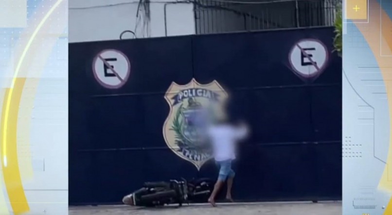 Um vídeo que circula nas redes sociais mostra o momento em que o homem tenta derrubar o portão da unidade prisional ao empurrá-lo