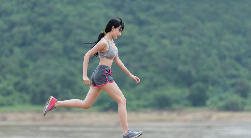 Corrida; caminhada; mulher treinando