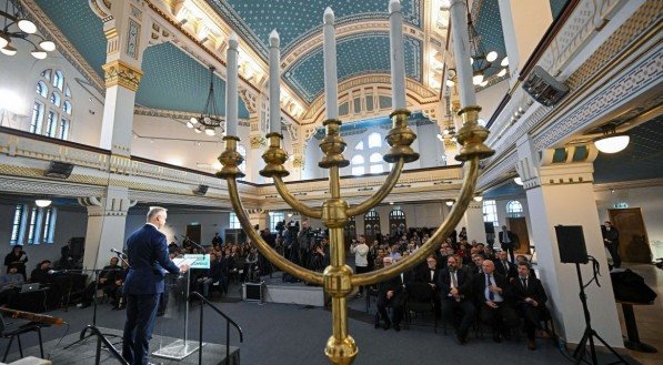 Holocausto: comunidade judaica se reúne todos os anos em todo o mundo para nunca esquecer