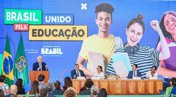 Governo federal anunciou que pagará bônus de R$ 200 a estudantes de baixa renda que participarem do Enem. A parcela será incluída no programa Pé de Meia
