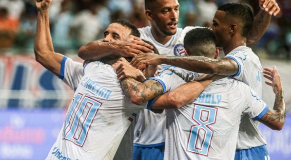 Time do Bahia celebrando gol em partida de futebol