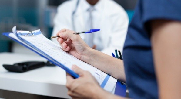 No ato da pré-matrícula, o candidato deve preencher os campos do cadastro e realizar o upload de todos os documentos obrigatórios, conforme edital