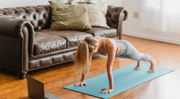 Imagem ilustrativa: mulher realizando exerc&iacute;cio em casa. 