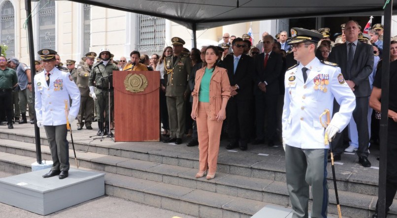 Cerimônia de posse do novo comandante geral da Polícia Militar de Pernambuco, coronel Ivanildo Torres (dir.)