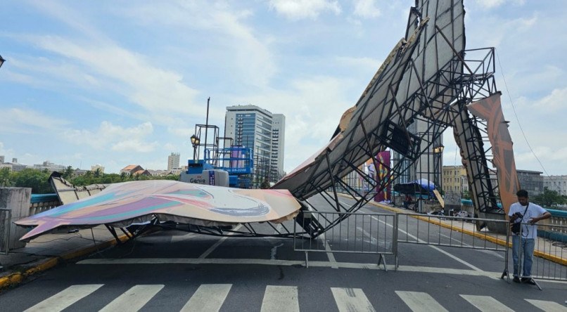 Estrutura interditou ponte que liga a Praça da Independência ao Bairro do Recife