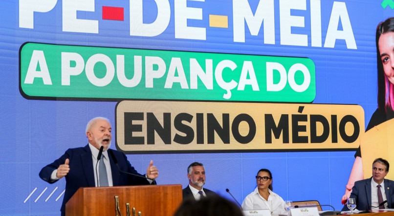 O presidente Lula, apresentou o programa pé de meia para setoristas de educação, no Palácio do Planalto