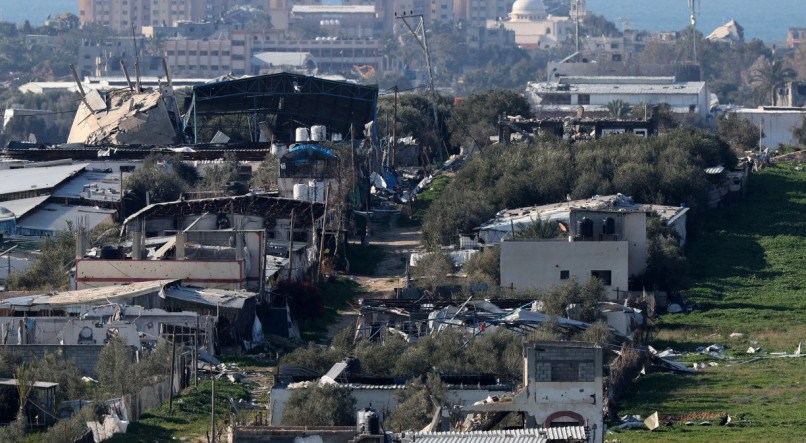 Imagem de 25 de janeiro deste ano, no sul de Israel, na fronteira com a Faixa de Gaza, mostra edifícios no território palestino destruídos durante o bombardeio israelense, em meio às batalhas em curso entre Israel e o grupo militante Hamas