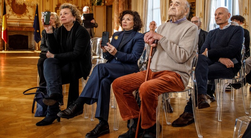 Sobrevivente do Holocausto e pioneiro da terapia familiar, Siegi Hirsch participa de uma cerimônia de premiação com a medalha de 'Comandante da Ordem da Coroa', em Bruxelas, em 27 de janeiro de 2024