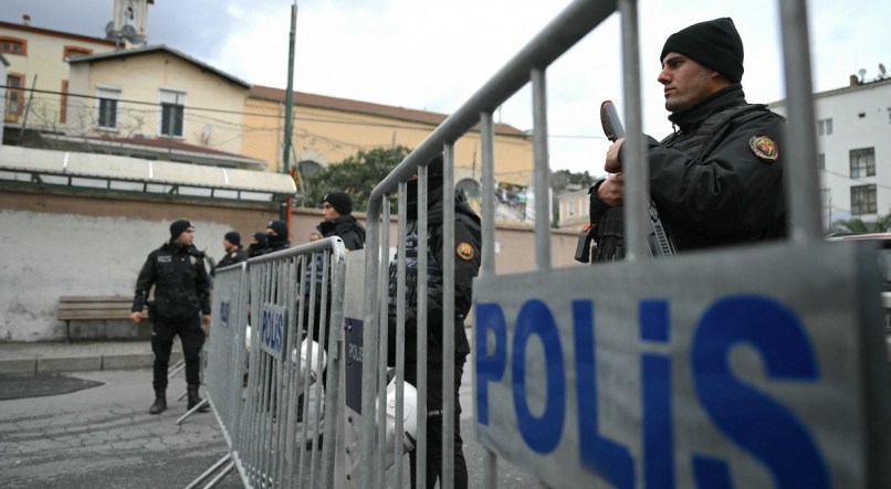 Uma pessoa morreu neste domingo (28) em uma igreja católica de Istambul, Turquia, durante um ataque perpetrado no momento em que era celebrada uma missa