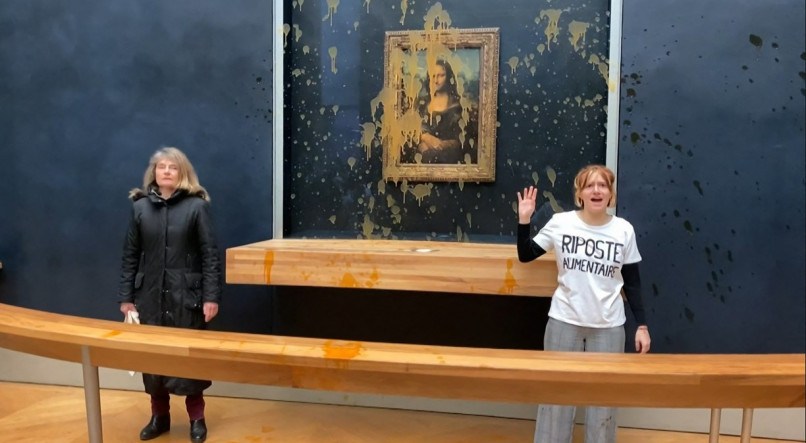 Duas ativistas atiraram sopa contra o quadro da Mona Lisa, de Leonardo da Vinci, exposto no Museu do Louvre, em Paris