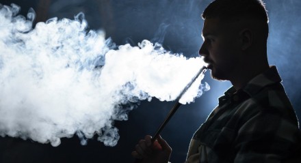 Além da proibição dos cigarros eletrônicos descartáveis, o Reino Unido também vai reduzir o número de sabores autorizados para os cigarros eletrônicos clássicos