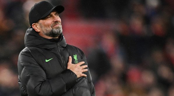 Imagem: Jüngen Klopp, técnico do Liverpool, com a mão direita no peito 