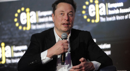 "O primeiro humano recebeu, na segunda-feira (29), um implante da Neuralink. Está se recuperando bem", escreveu Musk na rede X, o antigo Twitter