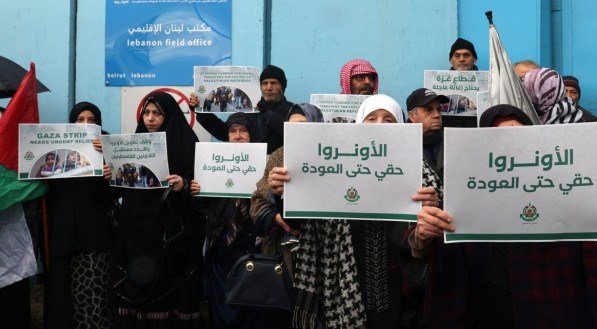 Refugiados palestinos reuniram-se em frente aos escritórios da agência da ONU para refugiados palestinos