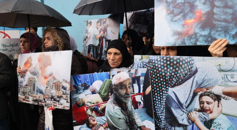 Refugiados palestinos reúnem-se em frente aos escritórios da agência da ONU para refugiados palestinos, UNRWA, em Beirute, em 30 de janeiro de 2024, para protestar contra a decisão de alguns países de parar de financiar a organização
