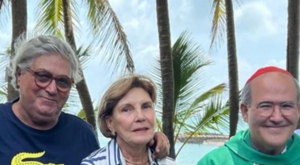 José Paulo e Maria Lecticia Cavalcanti com o cardeal José Tolentino Mendonça, na Praia da Lagoa Azul 