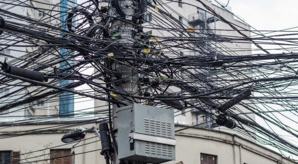 Desorganização provocada pelas teles enfeiam a cidade e dificultam trabalho da Neoenergia