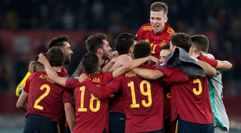 Jogadores da Espanha comemorando gol em competição