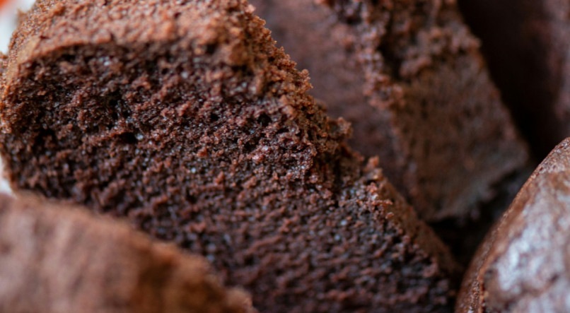 Aprenda a fazer um delicioso bolo de chocolate fit e saudável