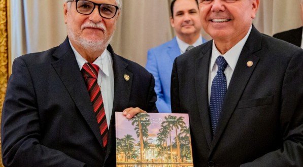 Durante o lançamento de livro sobre o Tribunal de Justiça de Pernambuco, o atual presidente, desembargador Luiz Carlos Figueiredo e o futuro presidente, desembargador Ricardo Paes Barreto