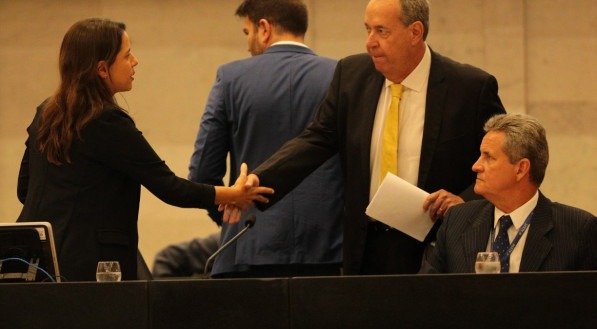 Álvaro Porto colocou Alepe à disposição dos policiais civis. Nesta segunda, uma comissão de deputados foi formada para ajudar na abertura das negociações