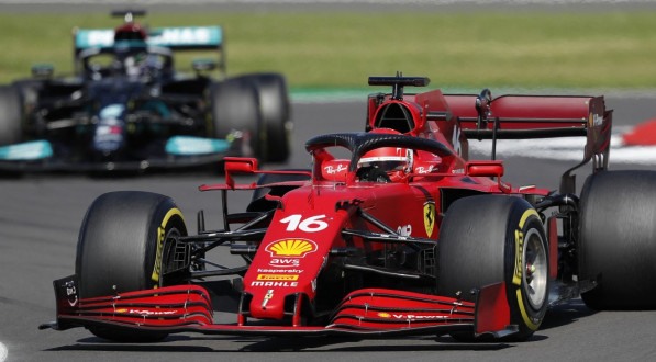 Imagem do carro da Ferrari, pilotado por Charles Leclerc