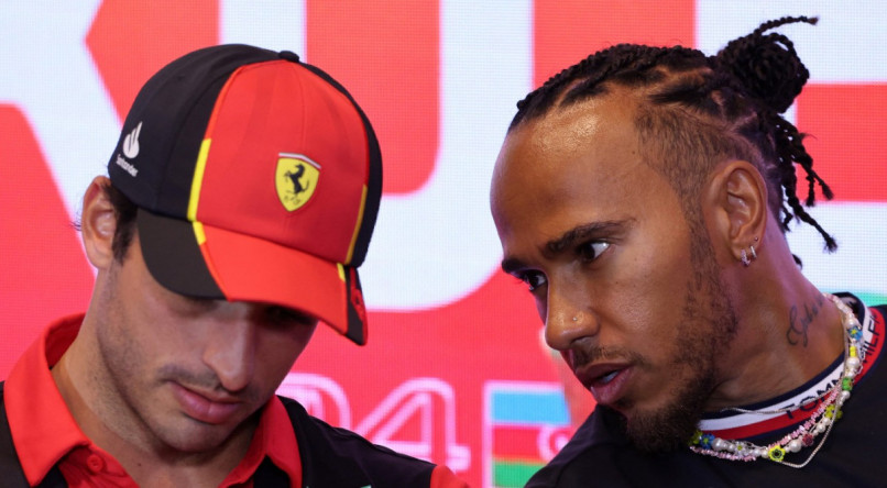 Carlos Sainz (E) e Lewis Hamilton (D)