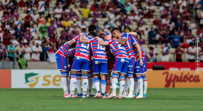 Time do Fortaleza reunido no gramado antes de partida pela Copa do Nordeste