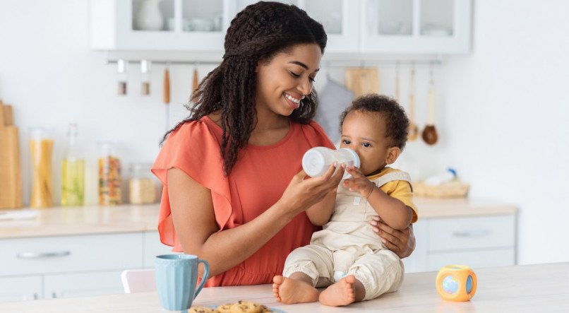 As variedades de mamadeiras disponíveis para bebês visam atender as necessidades específicas de cada criança e facilita a vida dos pais.