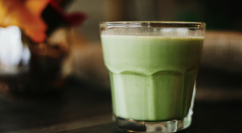Veja como preparar o melhor smoothie verde para emagrecer, segundo nutricionista