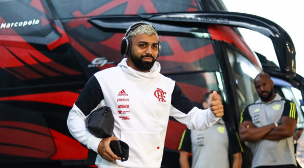 Imagem do atacante Gabigol, do Flamengo, descendo do &ocirc;nibus da delega&ccedil;&atilde;o