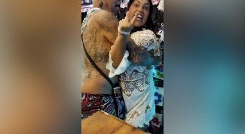 Imagens divulgadas em redes sociais mostram quando uma mulher avança contra a lojista judia