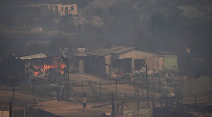 Um incêndio afetou as montanhas em Quilpe, Viña del Mar, no sábado (3)