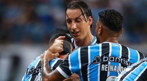 Imagem de Geromel celebrando junto ao elenco do Gr&ecirc;mio