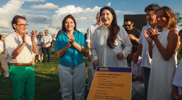 Curador Marc Pottier, vice-governadora Priscila Krause, Marina Abramovic e Ricardo e Bruna Pêssoa de Queiroz na inauguração da obra 'Generator', na Usina de Arte, em Pernambuco