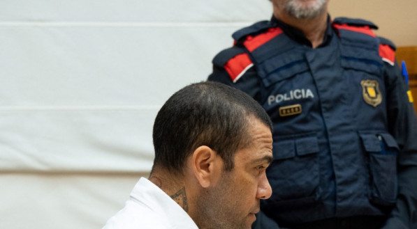 Daniel Alves durante julgamento ap&oacute;s acusa&ccedil;&atilde;o de estupro na Espanha