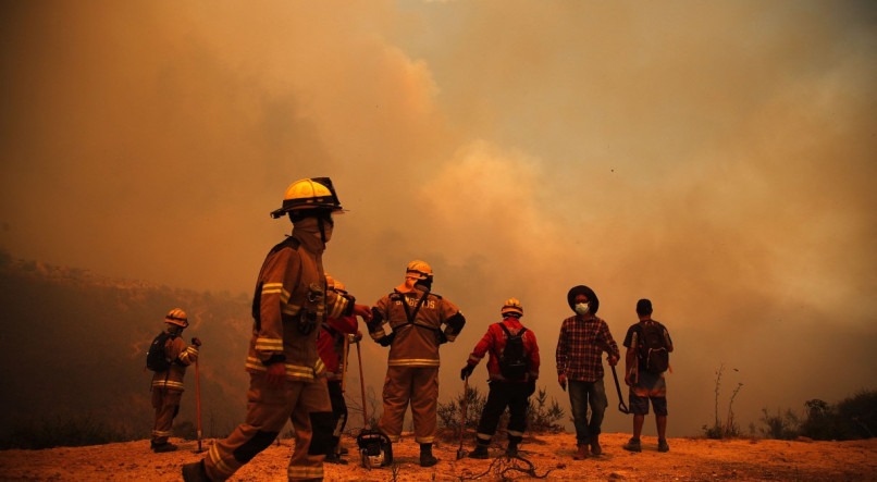 Bombeiros trabalham na zona de incêndio florestal nas colinas da comuna de Quilpe, região de Valparaíso, Chile